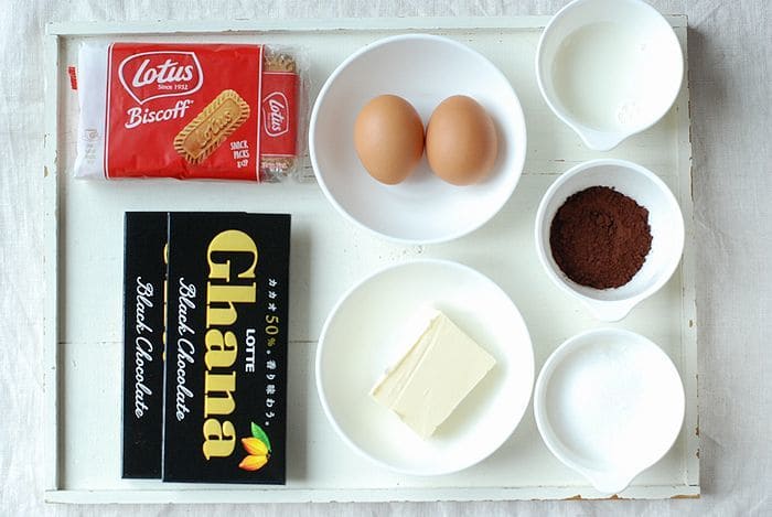 ワンボウルで混ぜてのせて焼くだけ!簡単すぎるのに美味しい「ロータスブラウニーバー」