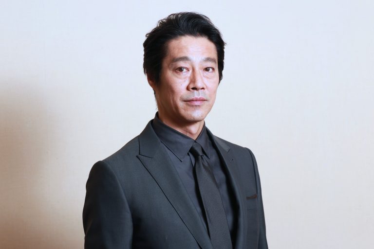 堤真一、56歳の現在地。「人前で演技するのは、今でも恥ずかしい」