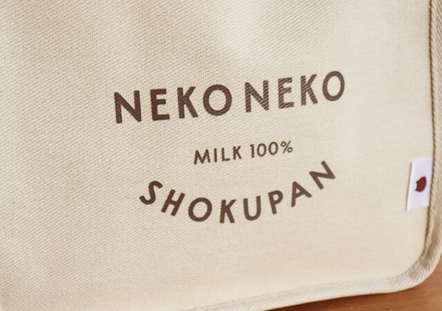 まさか大人気のアレが…付録に?!本物そっくりマスコット付き!売り切れ必至のトート付きムック