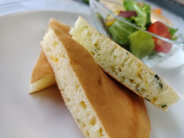 ワンボウルで混ぜるだけ!ホットケーキミックスとスープの素で元気が出る朝パンケーキ!