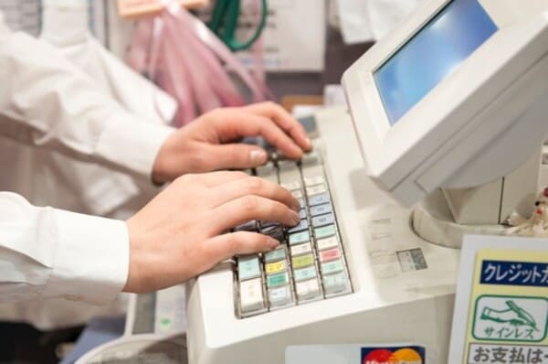 コンビニでクレジットカードは使える?サインは不要なの?