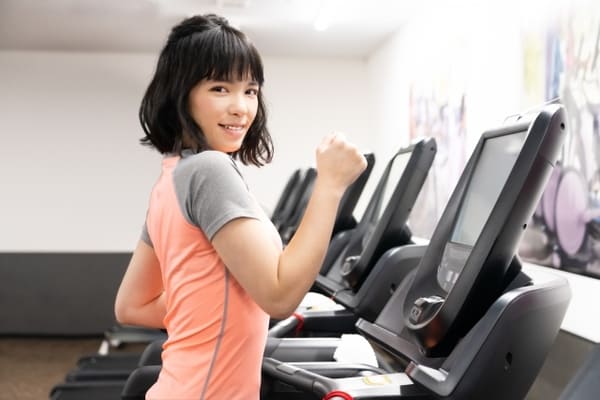 テレワーク・おこもりの運動不足解消!自宅でできる簡単ストレッチで体も心もリフレッシュ!