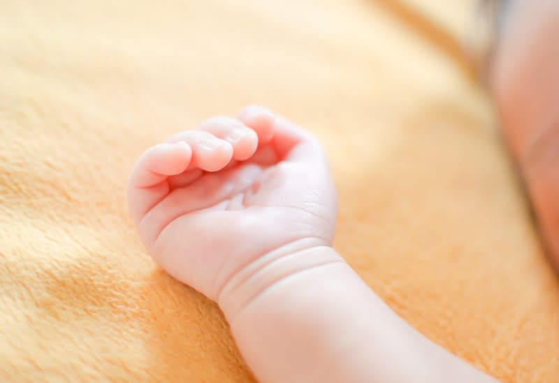 新生児が嘔吐する原因は?赤ちゃんが吐き戻したときの対処法について