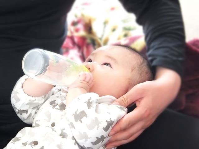 新生児が嘔吐する原因は?赤ちゃんが吐き戻したときの対処法について