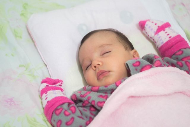 赤ちゃんに枕はいつから必要?ドーナツ枕など新生児におすすめ13選