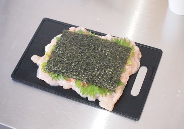 ヘルシーなのにボリューム満点!栄養士がおすすめする簡単レシピ♪鶏むね肉の梅しそ海苔ロール