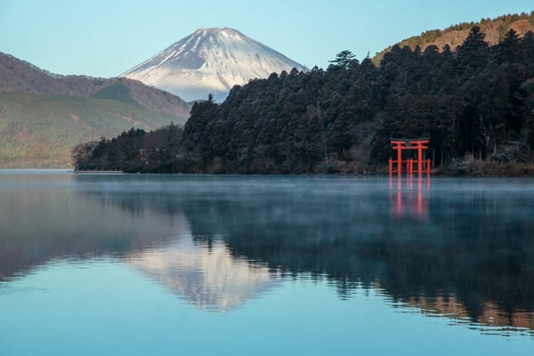 海や湖の中に浮かぶ鳥居が美しい日本の神社10選!