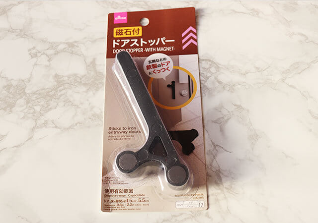 地味に収納場所に困るアレをペタッ!直接貼れるって助かる~♡ダイソーのアイディアグッズ