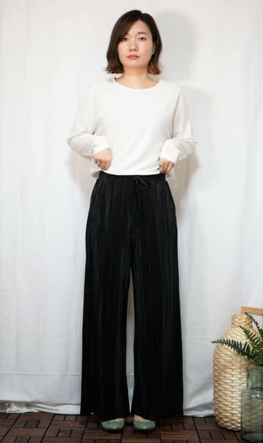 腰はりさん&太ももさんに朗報!黒×プリーツが最強に細見え!GU着やせパンツコーデ術