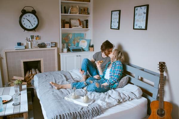 寝起きのキスは嬉しい?気になる口臭対策とおはようのキスをする心理