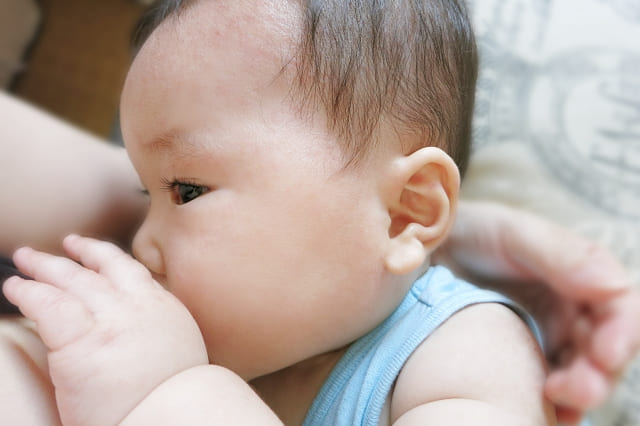 新生児が嘔吐する原因は?赤ちゃんが吐き戻したときの対処法について