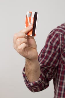 コンビニでクレジットカードは使える?サインは不要なの?