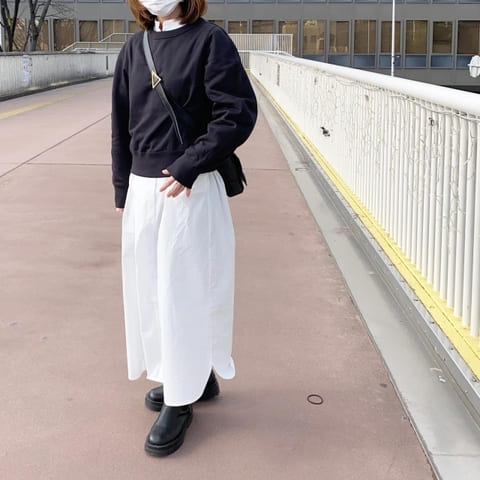 大人女子は「黒」一択!ユニクロキレイめスウェットで春のおすすめモノトーンコーデ