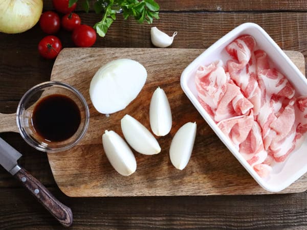 レンジとトースターで火を使わずにできる!にんにく醤油が決め手の「肉巻き玉ねぎのチーズ焼き」