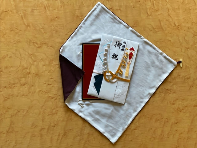 100均の袱紗3選|包み方のルールや手作り方法もご紹介