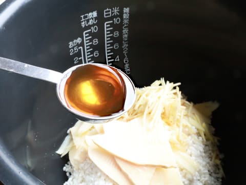 材料を炊飯器にポンポン入れて炊くだけ!筍とサバ味噌缶の炊き込みご飯