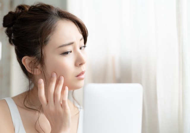 【心理テスト】鏡でチェック!ニキビができた位置でわかる!あなたの「恋愛偏差値」