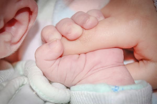 新生児・赤ちゃんの沐浴はいつまで?やり方や温度・洗い方も解説