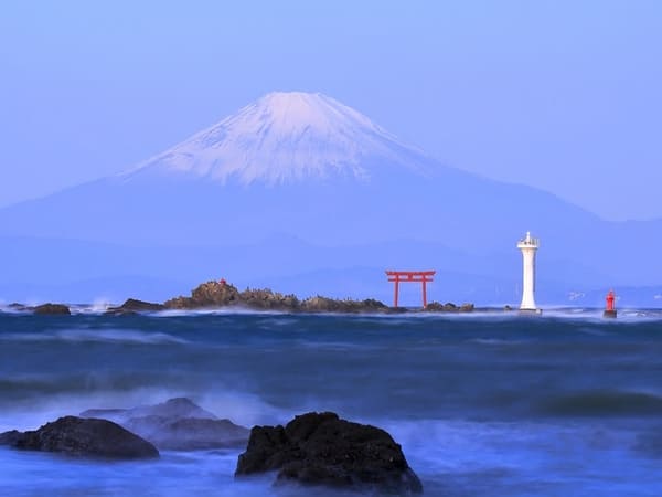 海や湖の中に浮かぶ鳥居が美しい日本の神社10選!