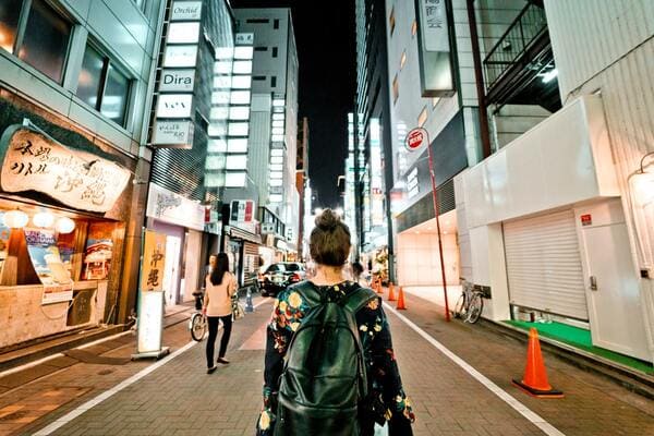 黒リュックコーデはカジュアルもきれいめもOK!オトナ女子必見!